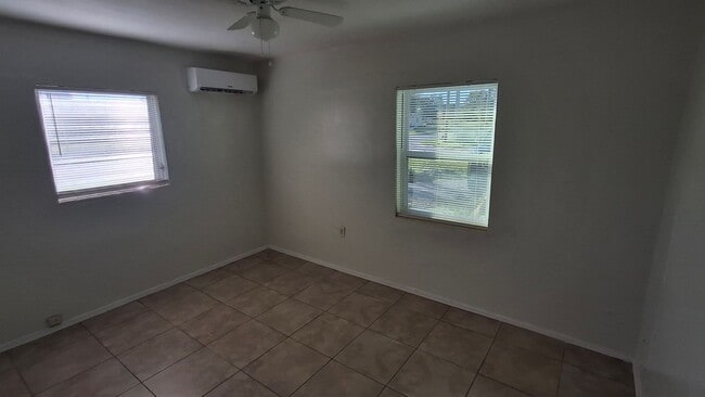 Building Photo - 2/1 - LOW MOVE IN COST! AVAILABLE NOW