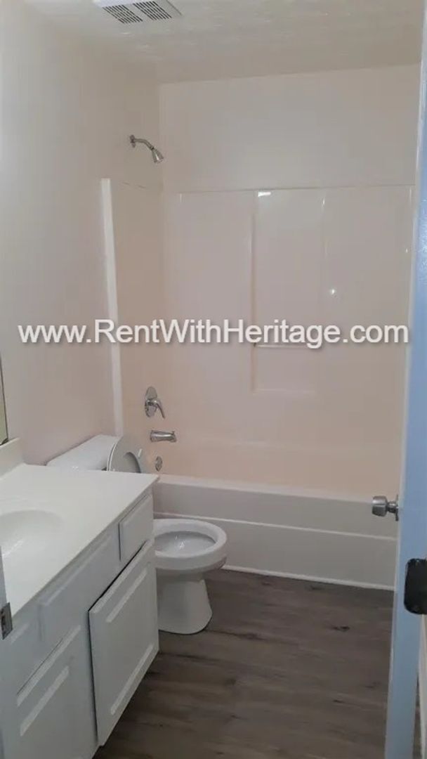 Building Photo - Awesome 3bd/ 2ba Townhome, Super Spacious, Small Community, Great Location