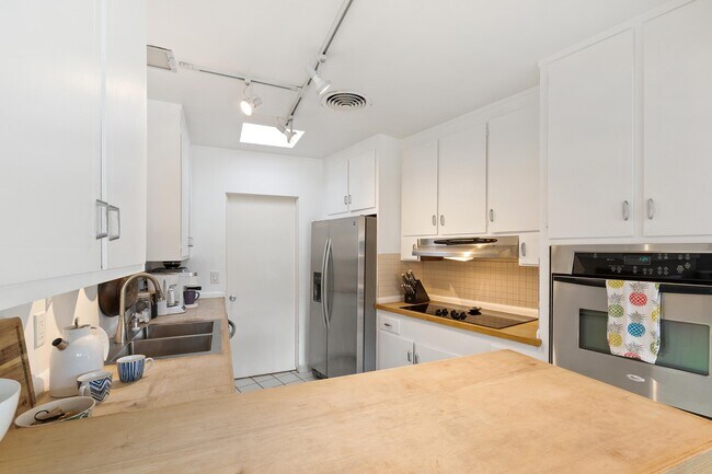 Building Photo - 74533 Peppertree Dr