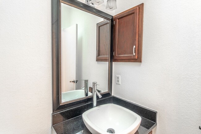 Building Photo - Pre-Leasing - Cute Charming 2-bedroom