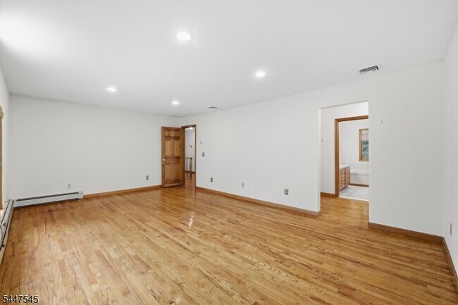 Building Photo - 860 Glen Rd