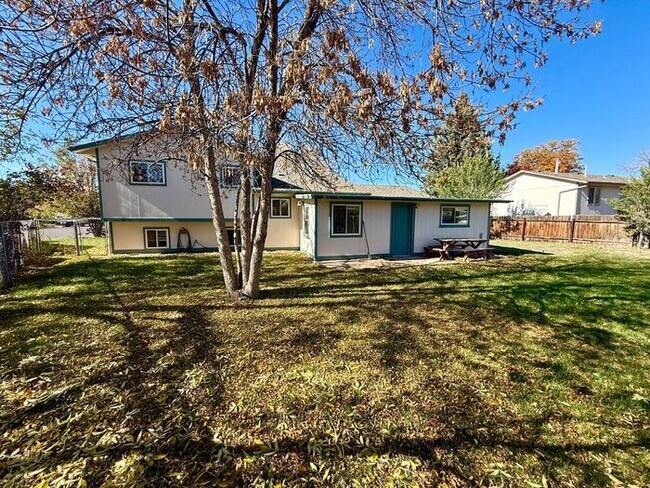 Building Photo - Great 3 bedroom 2 bath Home with Attached ...
