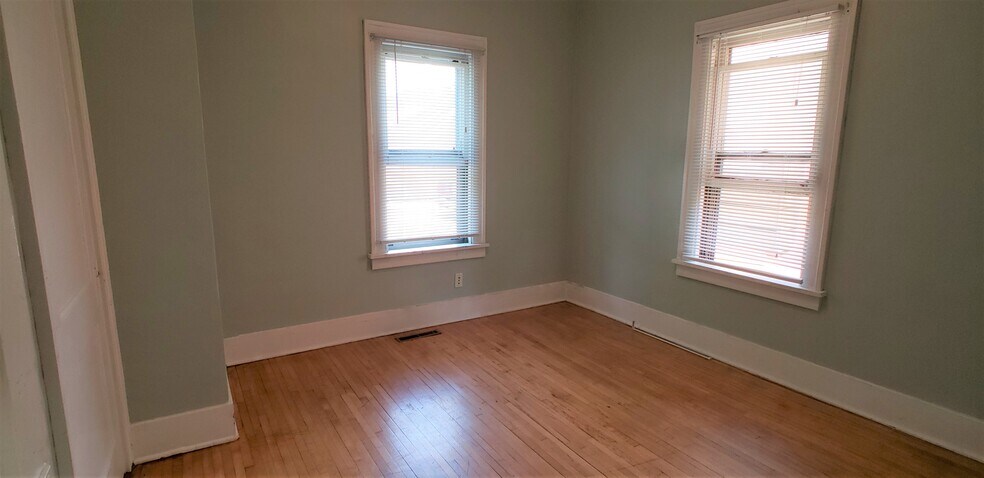 Building Photo - 1023 18th Ave SE