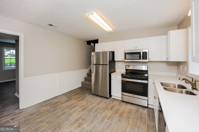 Building Photo - 418 Hearth Pl NW