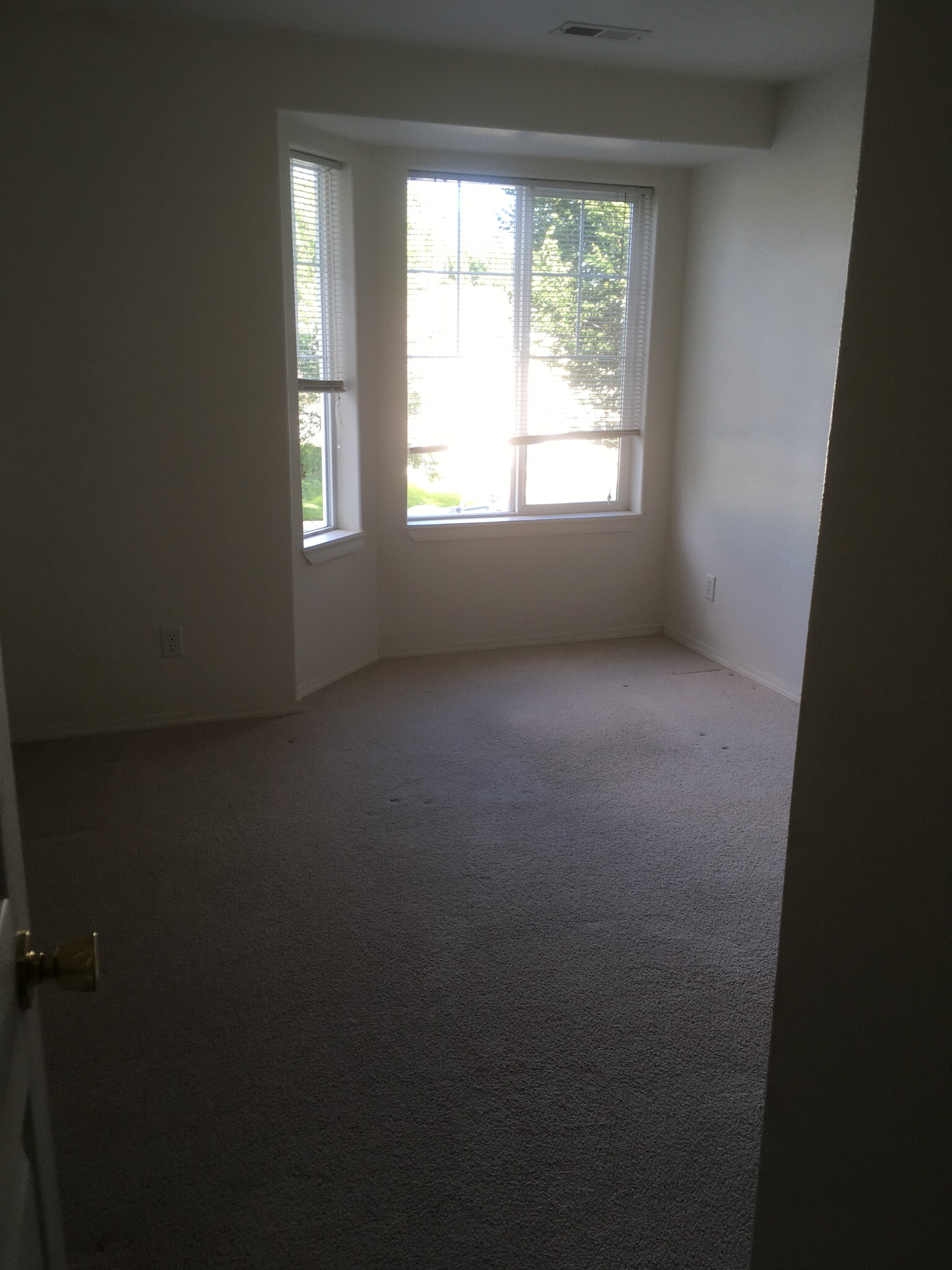 Building Photo - 893 Forest Glen Dr
