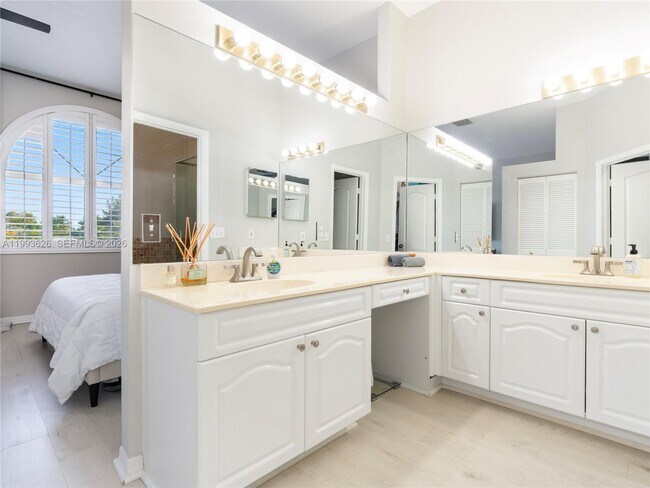 Building Photo - 835 NE 17th Way