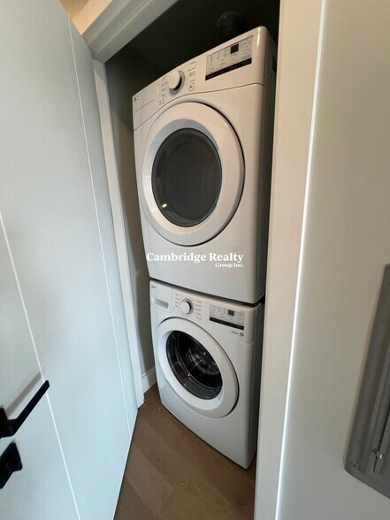 Building Photo - 18 Central St