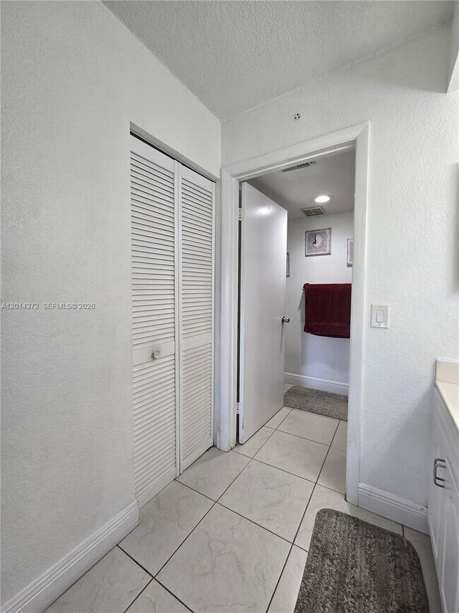 Building Photo - 1001 Coral Club Dr