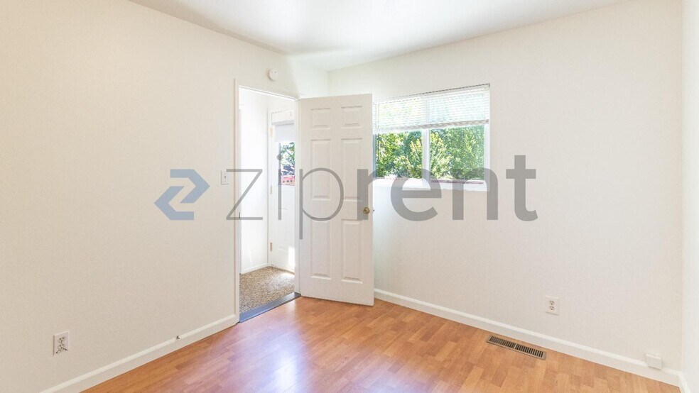Building Photo - Unit B