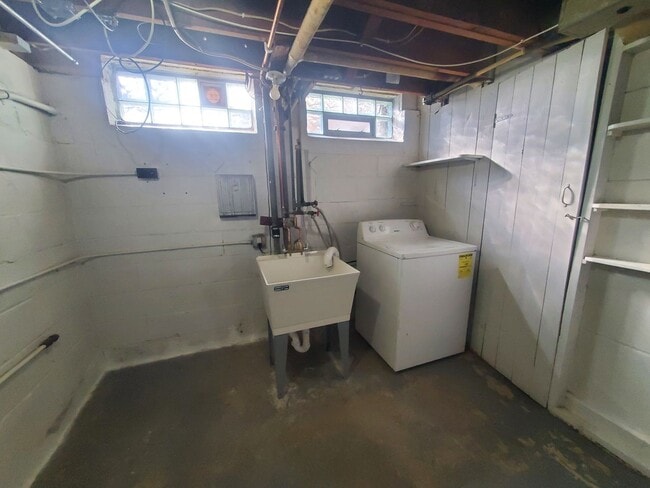 Building Photo - 3 Bedroom Single Family