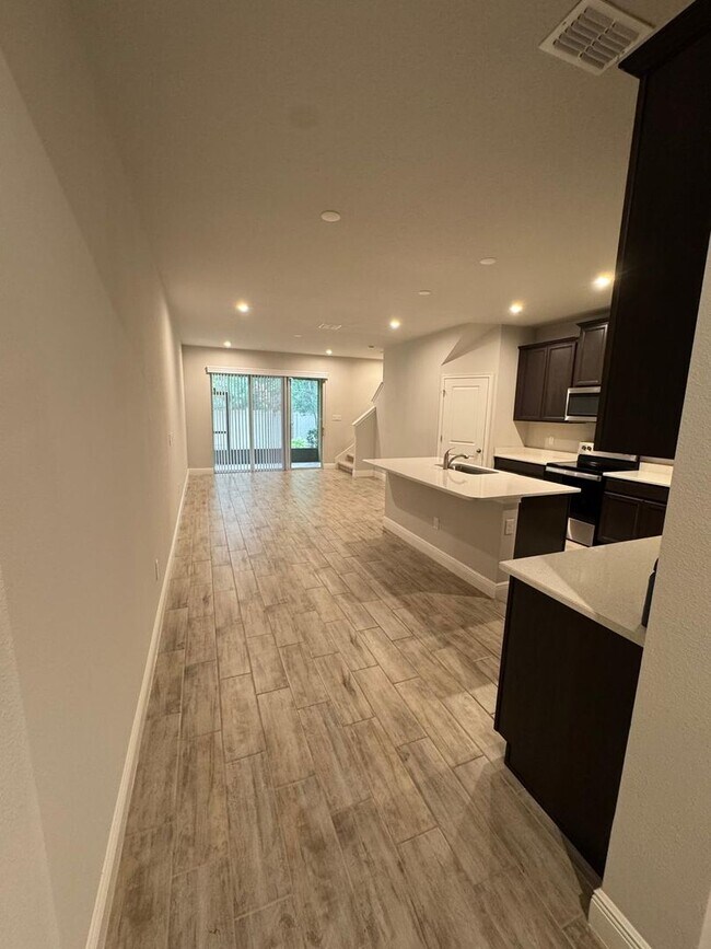 Building Photo - Beautifully maintained 3-bedroom, 2.5-bath townhome