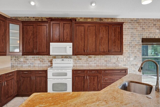 Building Photo - Amazing 4 Bedroom, 3 Bath home plus large 21'x11' loft located in Parkland Isles!