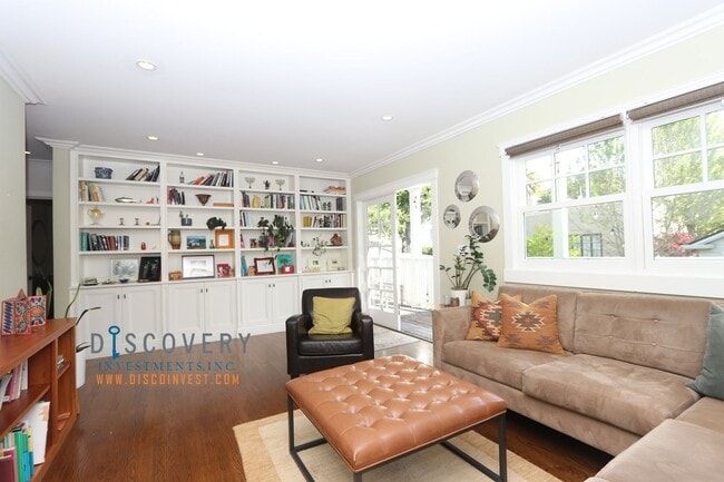 Building Photo - Sophisticated Piedmont Colonial with Enclosed Yard