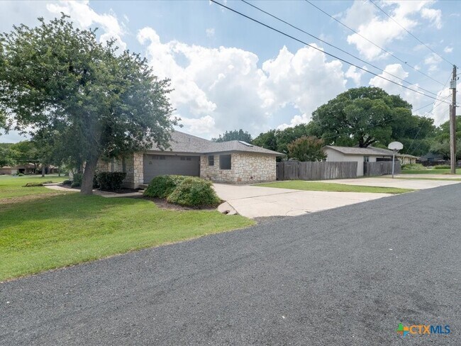 Building Photo - 300 Las Plumas Dr