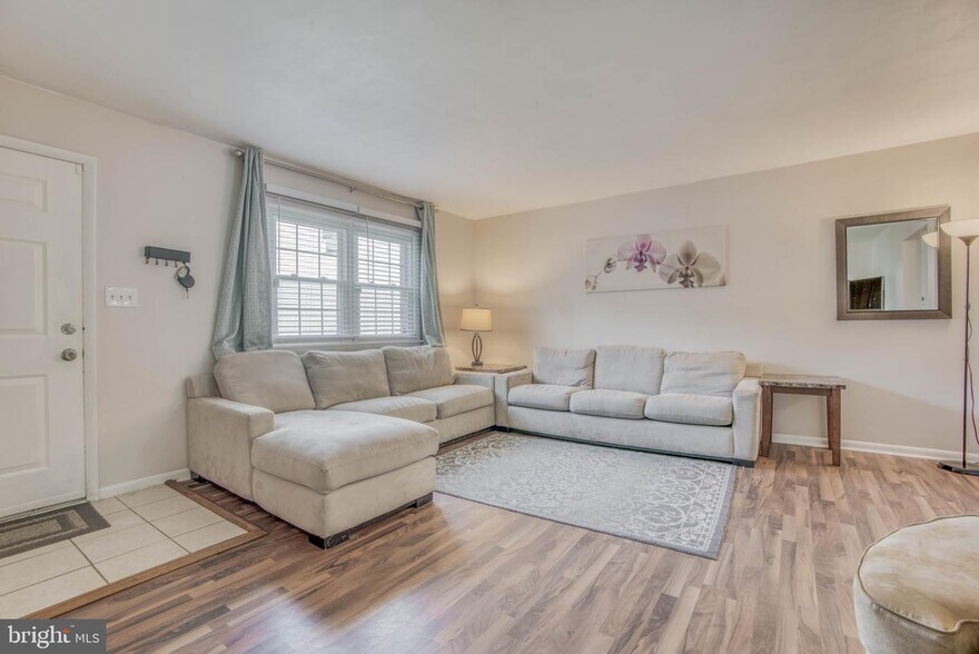 Building Photo - 9909 Maidbrook Rd