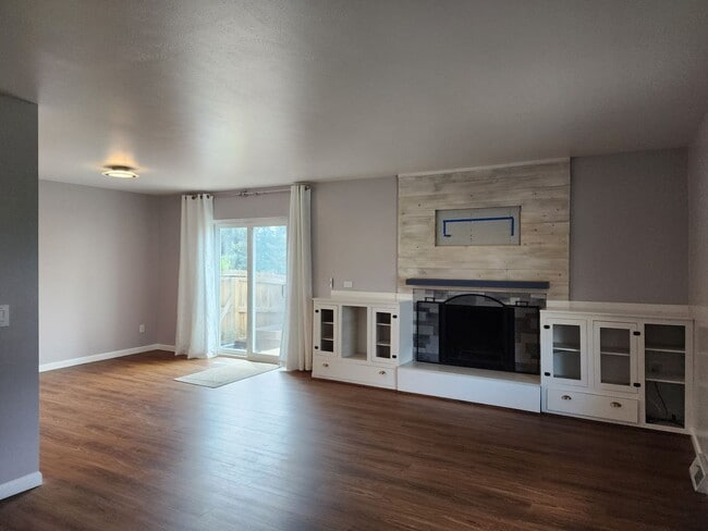 Building Photo - Updated 3 Bedroom Townhome in Great Area!