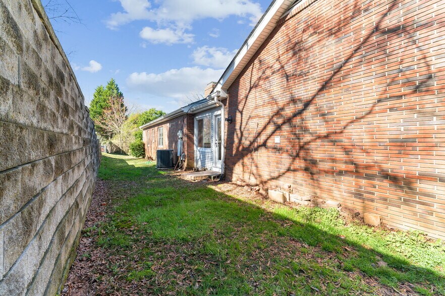 Back Yard - 415 Hudson St