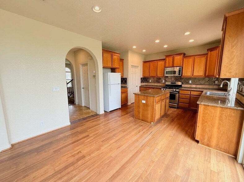 Building Photo - 4290 Lasalle Dr