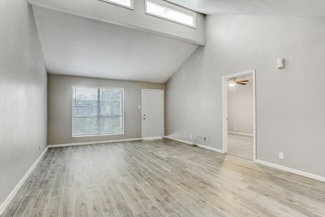 Primary Photo - 200 E Ash St