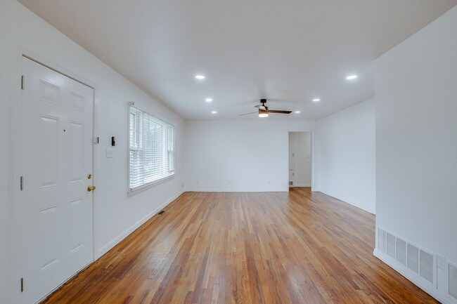 Building Photo - Pre Leasing for fall 2026! 4/3 in Medical District