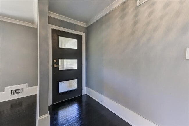 Building Photo - 2325 Elmwood Cir SE