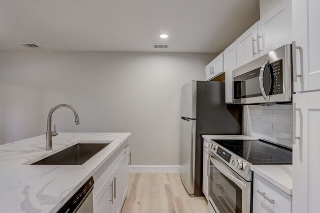 Building Photo - 5814 Sandhurst Ln