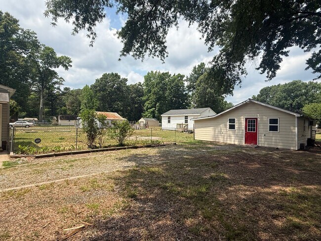 Building Photo - 2-bedroom 1 bathroom Cottage on a large lot with 2 large storage building on site