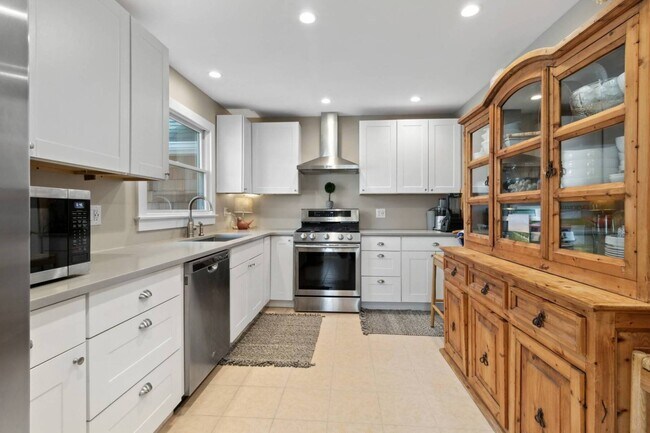 Building Photo - 6 Lincoln Ave