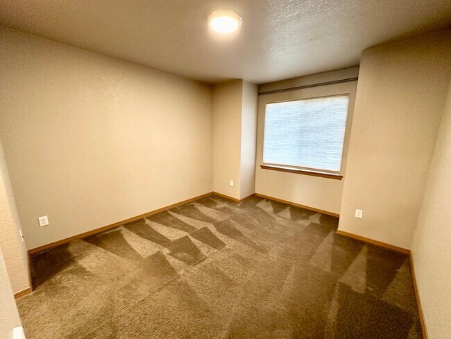 Building Photo - Updated Townhouse in Ellenbsurg