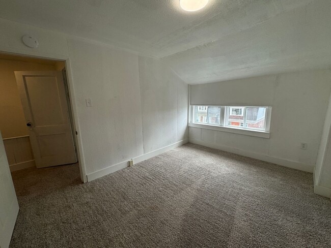 Building Photo - AVAILABLE NOW!! 5 BED 1 BATH SINGLE FAMILY HOME!