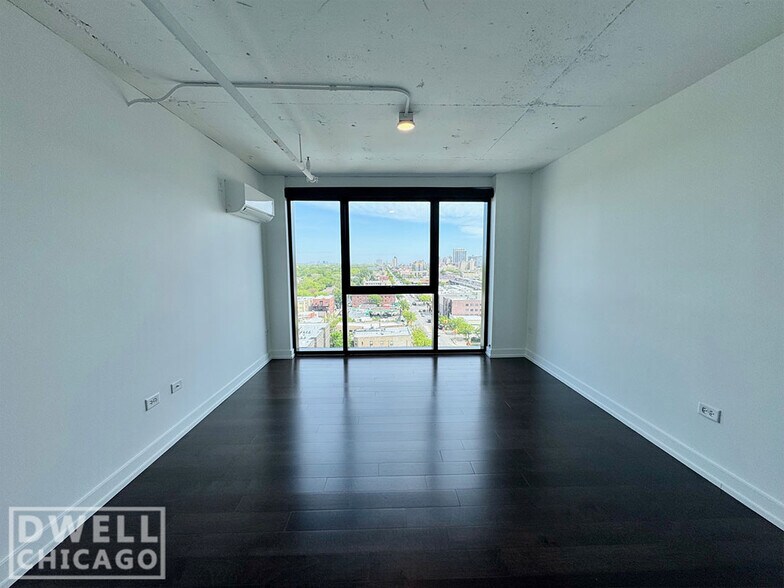 Building Photo - 1217 W Carmen Ave