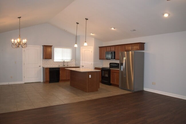 Building Photo - Large 2 Bed 2 Bath House With Lawncare Provided!