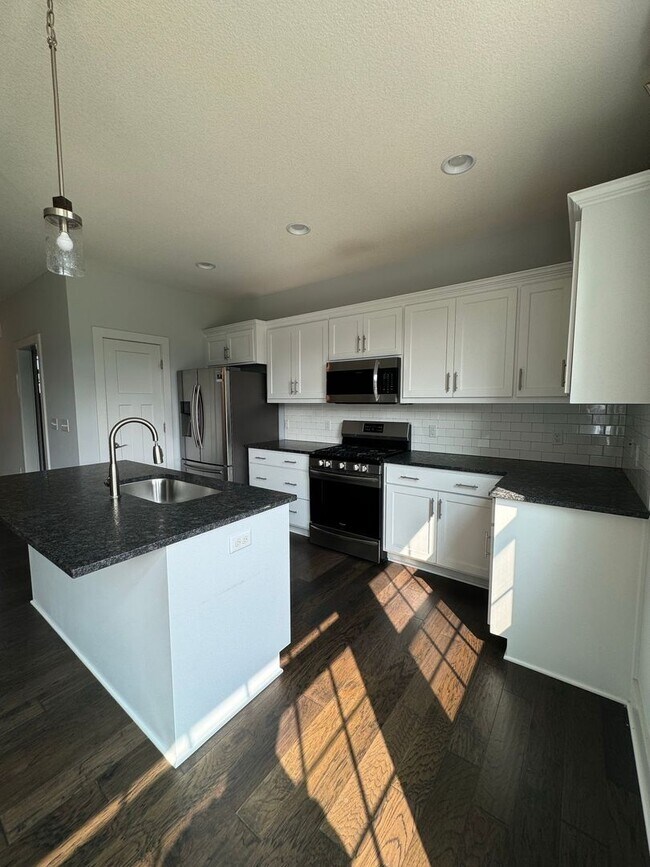Building Photo - 4 Bedroom, 3 1/2 bathroom in Olathe!