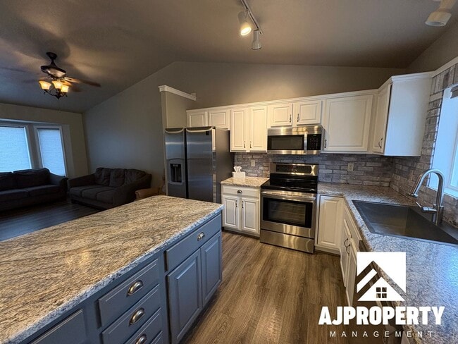 Building Photo - 5509 S Sarmar Ave