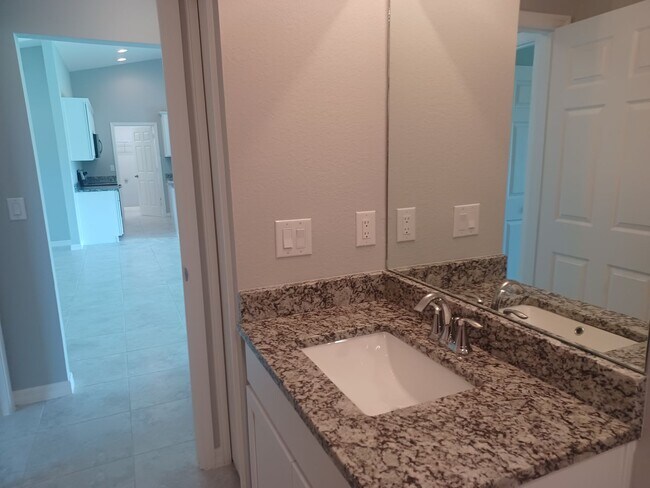 Building Photo - 417 SW 26th Ave