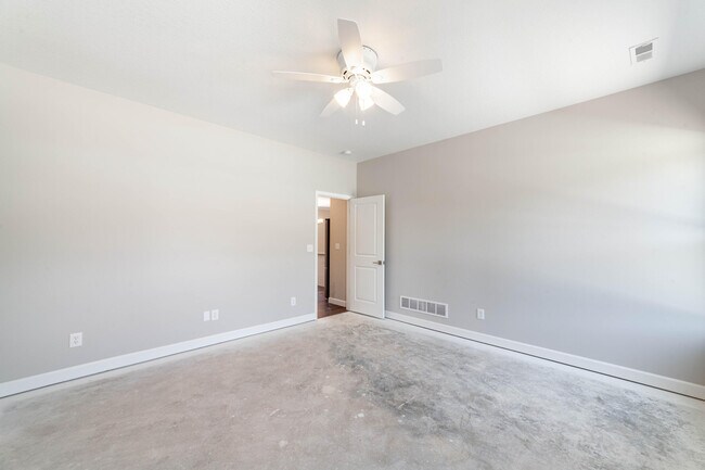 Building Photo - 220 Green Meadows Cir