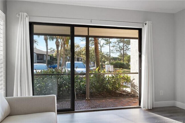 Building Photo - 1935 SW Silver Pine Way