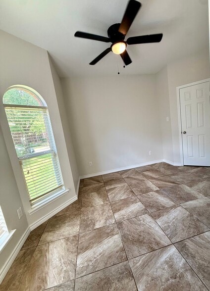 Building Photo - 610 Butternut Dr