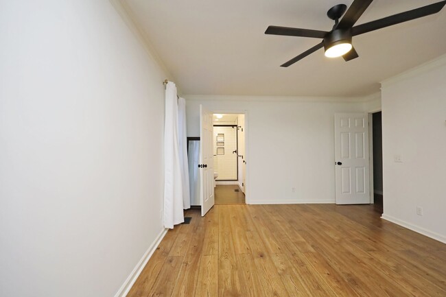 Building Photo - Sunny 3 bedroom, 2.5 bathroom Durant Trail...