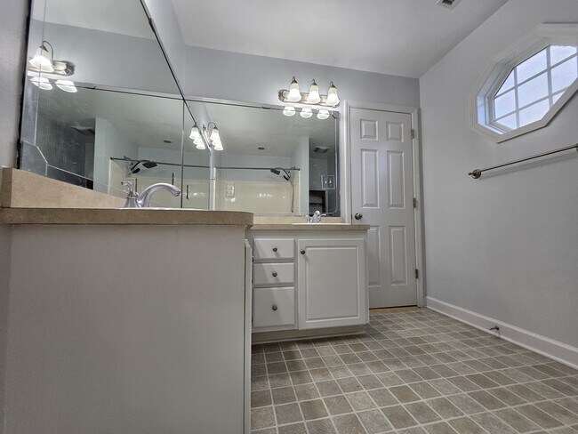 Building Photo - 1307 S Taylor St