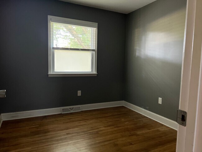 Building Photo - 3 bedroom 1 bath house & 1 car Garage