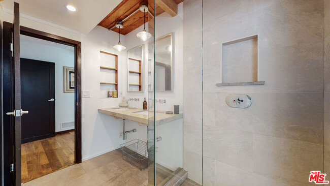 Building Photo - 8715 Sunset Plaza Pl