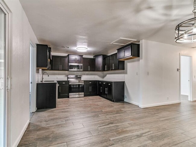 Building Photo - 816 S Santa Fe Dr