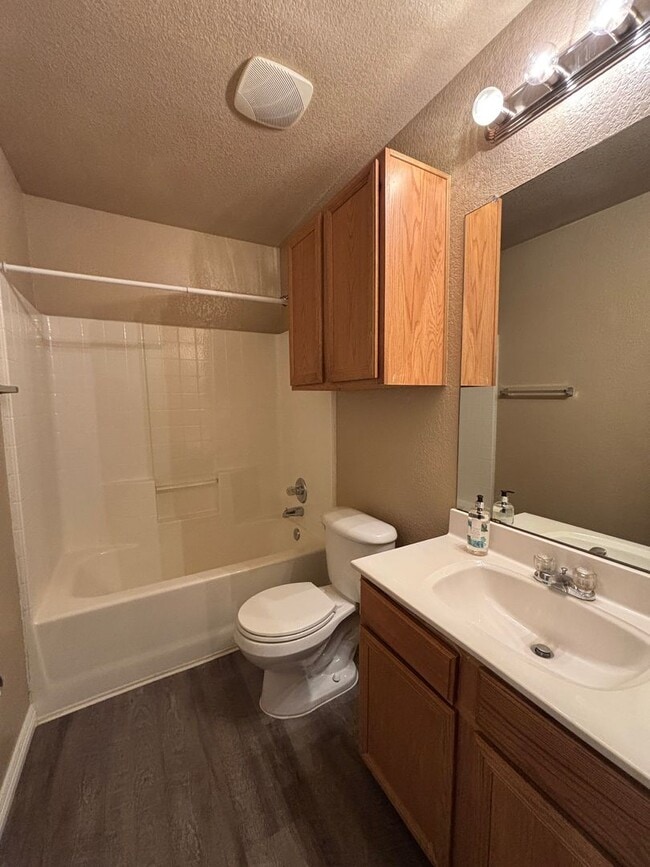 Building Photo - 525 Bretts Way