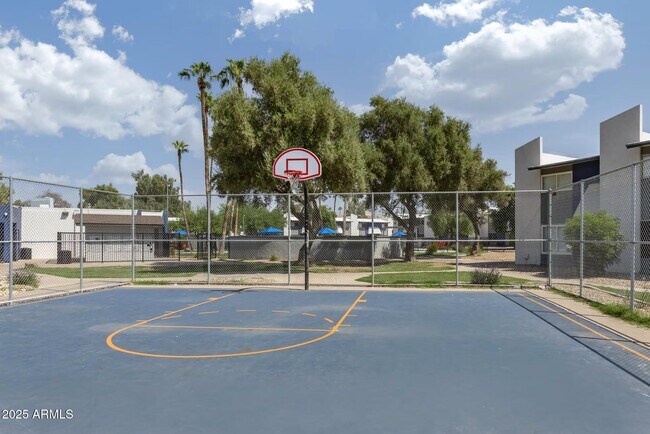 Building Photo - 2627 N 45th Ave