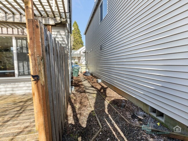 Building Photo - 2 Bedroom, 2.5 Bath Close to Nike and Intel!