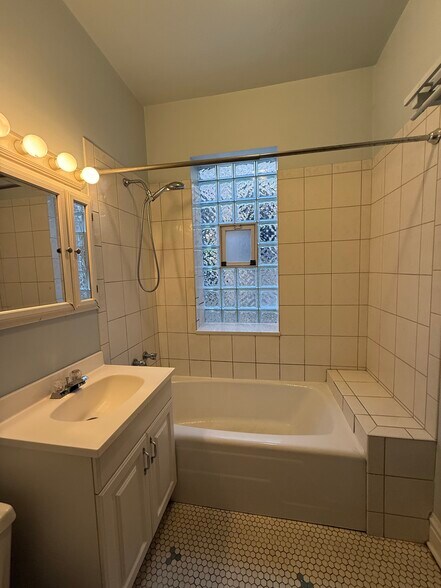 Bathroom - 1311 W Cornelia Ave