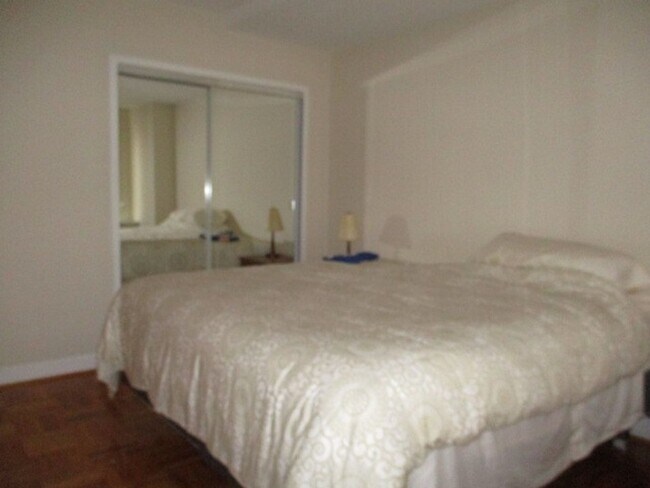 Building Photo - Spacious 1BR! Utilities Included! Rosslyn ...