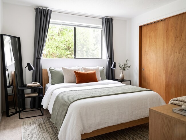 Building Photo - Magnolia Seattle 1-Bedroom Apartment for Rent | Off-Street Parking, Pet Friendly & On-Site Laundr...