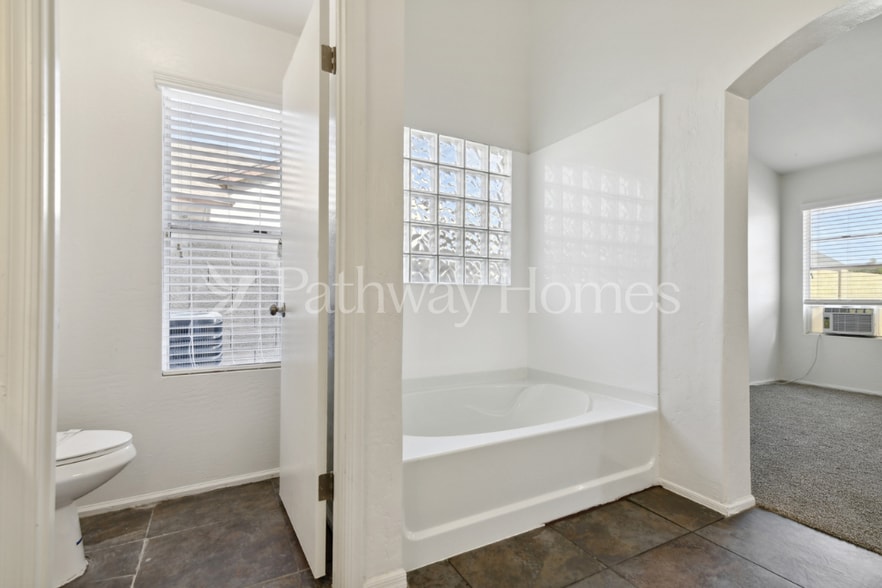 Building Photo - 7704 W San Juan Ave